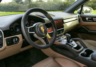 Подержанный автомобиль Porsche Cayenne 2018 года (16 фото)