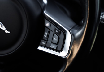 Подержанный автомобиль Jaguar F-Pace 2016 года (13 фото)