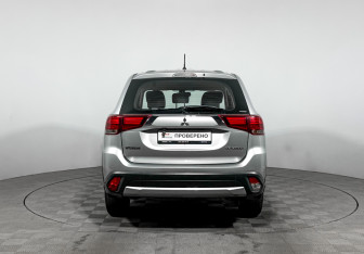 Подержанный автомобиль Mitsubishi Outlander 2016 года (6 фото)