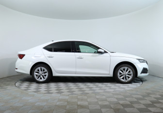 Подержанный автомобиль Skoda Octavia Liftback 2022 года (4 фото)
