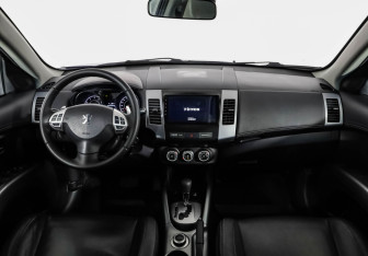 Подержанный автомобиль Peugeot 4007 2010 года (10 фото)