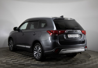 Подержанный автомобиль Mitsubishi Outlander 2019 года (7 фото)