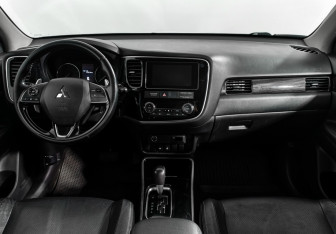 Подержанный автомобиль Mitsubishi Outlander 2017 года (15 фото)
