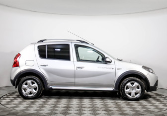 Подержанный автомобиль Renault Sandero 2014 года (4 фото)