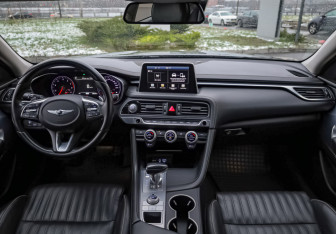Подержанный автомобиль Genesis G70 2019 года (11 фото)