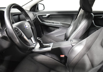 Подержанный автомобиль Volvo V60 Cross Country 2018 года (10 фото)