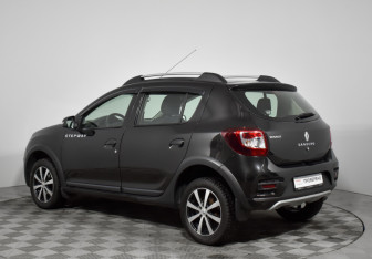 Подержанный автомобиль Renault Sandero 2016 года (7 фото)