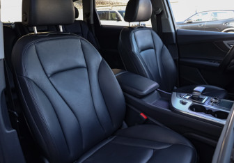 Подержанный автомобиль Audi Q7 2015 года (15 фото)