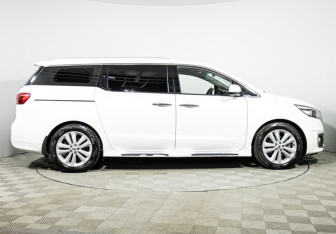 Подержанный автомобиль Kia Carnival 2017 года (4 фото)