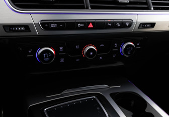 Подержанный автомобиль Audi Q7 2016 года (14 фото)