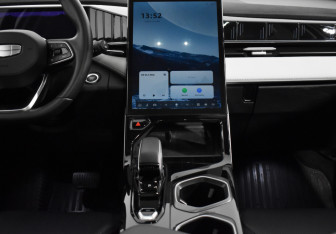 Подержанный автомобиль Geely Atlas 2024 года (15 фото)