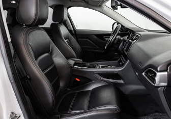 Подержанный автомобиль Jaguar F-Pace 2017 года (21 фото)