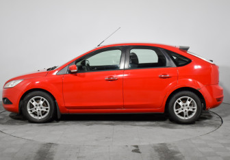 Подержанный автомобиль Ford Focus Hatchback 2010 года (8 фото)