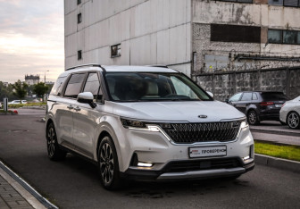 Подержанный автомобиль Kia Carnival 2021 года (5 фото)