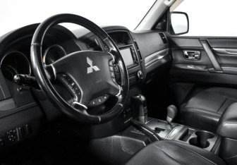 Подержанный автомобиль Mitsubishi Pajero 2011 года (9 фото)