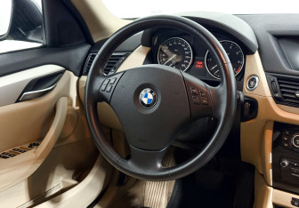 Подержанный автомобиль BMW X1 2013 года (16 фото)