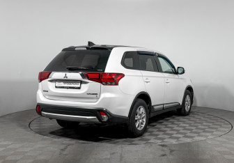 Подержанный автомобиль Mitsubishi Outlander 2018 года (5 фото)