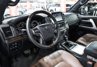 Подержанный автомобиль Toyota Land Cruiser Suv 2019 года (16 фото)