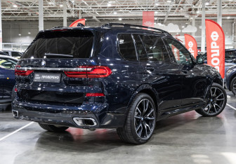 Подержанный автомобиль BMW X7 2021 года (7 фото)