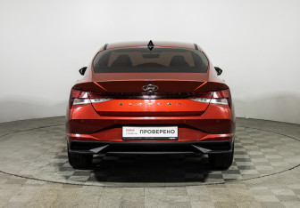 Подержанный автомобиль Hyundai Elantra Sedan 2022 года (6 фото)