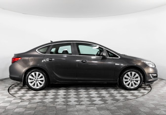 Подержанный автомобиль Opel Astra Sedan 2012 года (4 фото)