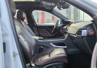 Подержанный автомобиль Jaguar F-Pace 2016 года (33 фото)