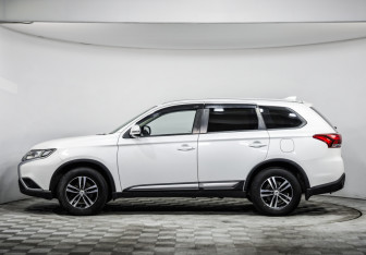 Подержанный автомобиль Mitsubishi Outlander 2019 года (8 фото)