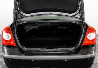 Подержанный автомобиль Ford Focus Sedan 2006 года (16 фото)