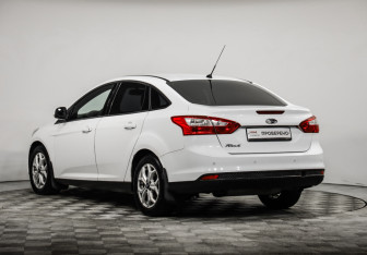 Подержанный автомобиль Ford Focus Sedan 2013 года (7 фото)
