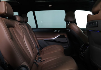 Подержанный автомобиль BMW X7 2020 года (22 фото)
