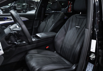 Подержанный автомобиль Hongqi H5 2025 года (17 фото)