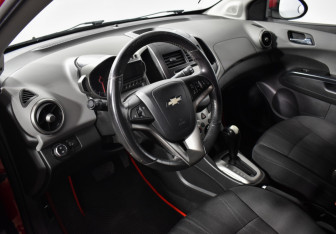 Подержанный автомобиль Chevrolet Aveo Hatchback 2013 года (9 фото)
