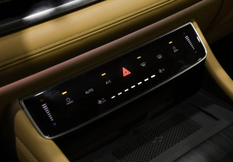 Подержанный автомобиль Voyah Dream 2023 года (20 фото)