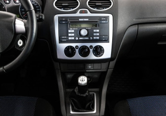 Подержанный автомобиль Ford Focus Sedan 2006 года (12 фото)