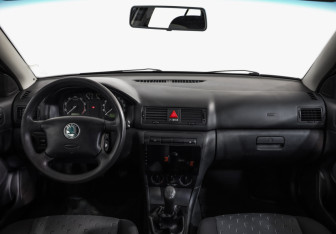 Подержанный автомобиль Skoda Octavia Liftback 2006 года (9 фото)