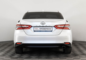 Подержанный автомобиль Toyota Camry Sedan 2019 года (10 фото)