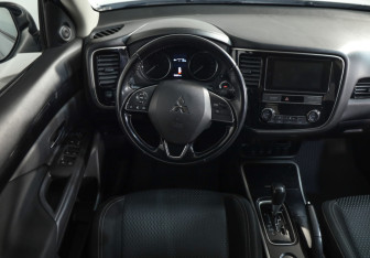 Подержанный автомобиль Mitsubishi Outlander 2019 года (10 фото)