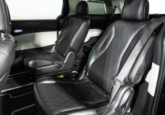 Подержанный автомобиль Kia Carnival 2021 года (10 фото)