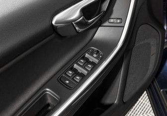 Подержанный автомобиль Volvo S60 2013 года (10 фото)