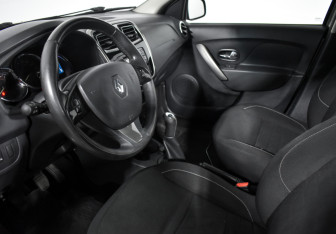 Подержанный автомобиль Renault Sandero 2016 года (9 фото)
