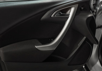 Подержанный автомобиль Opel Astra Hatchback 2011 года (16 фото)