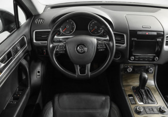 Подержанный автомобиль Volkswagen Touareg 2012 года (11 фото)