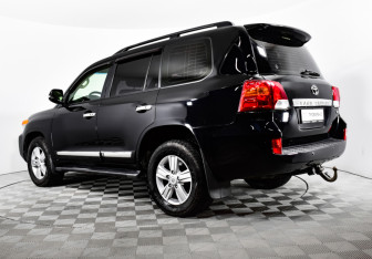 Подержанный автомобиль Toyota Land Cruiser Suv 2012 года (9 фото)