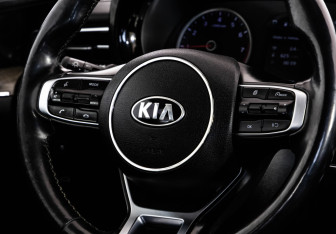 Подержанный автомобиль Kia K5 2021 года (12 фото)