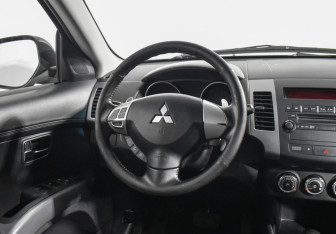 Подержанный автомобиль Mitsubishi Outlander 2011 года (14 фото)