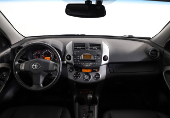 Подержанный автомобиль Toyota RAV4 2008 года (10 фото)