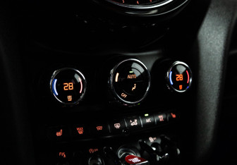 Подержанный автомобиль MINI Hatch 2014 года (16 фото)