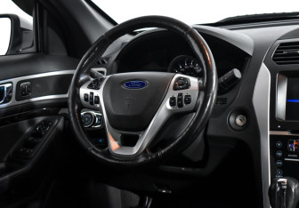 Подержанный автомобиль Ford Explorer 2013 года (16 фото)