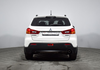 Подержанный автомобиль Mitsubishi ASX 2011 года (6 фото)