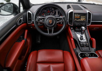 Подержанный автомобиль Porsche Cayenne 2016 года (13 фото)